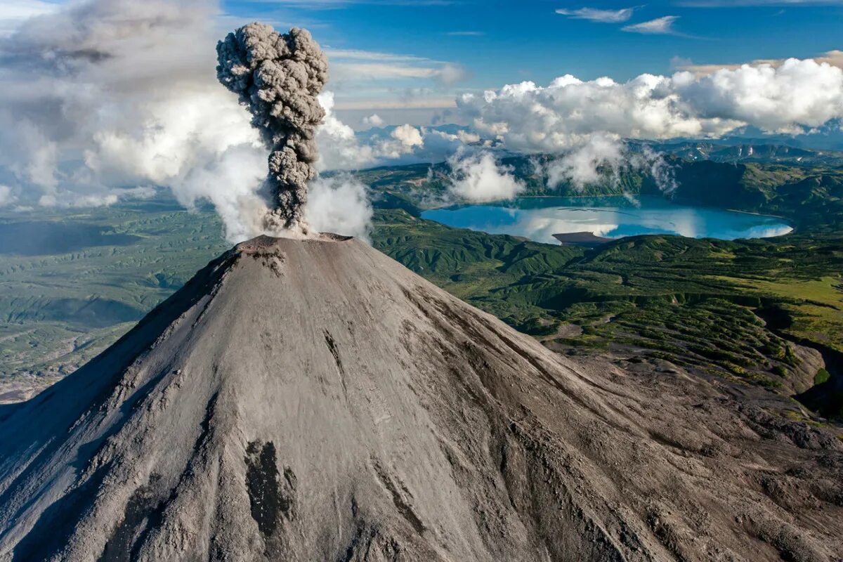 Карымская сопка вулкан. Вулканы Камчатки Карымская сопка. Карымская сопка извержение. Вулкан Карымская сопка фото. Вулкан 3000 рублей
