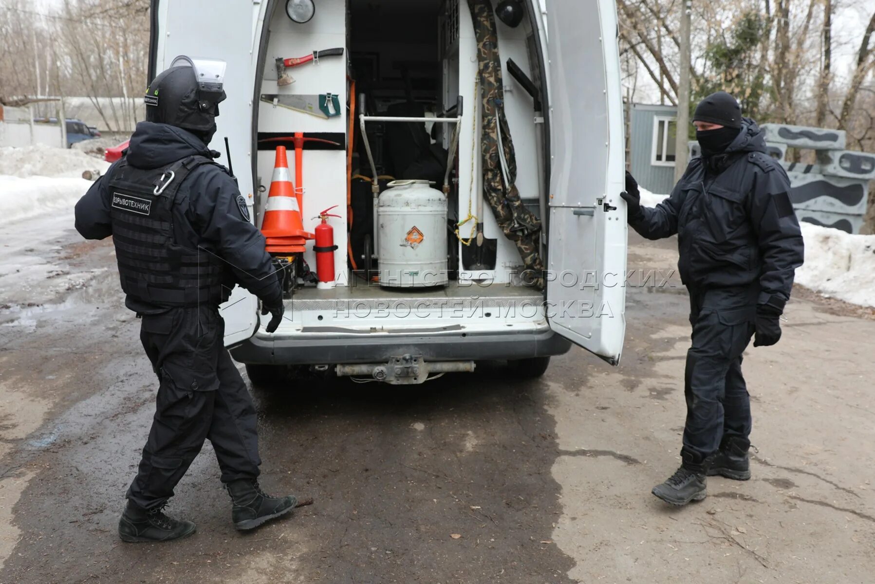 Омон меч. Омон меч на транспорте. Взрывотехники омон. Отряд меч омон на транспорте. Омон меч на транспорте.