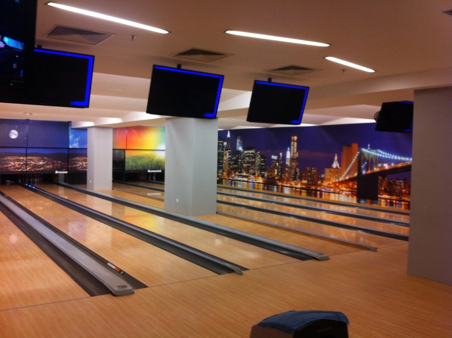 Развлекательный центр сити махачкала. Боулинг в махачкале. Боулинг в махачкале. Современный боулинг в москве. Боулинг зал.