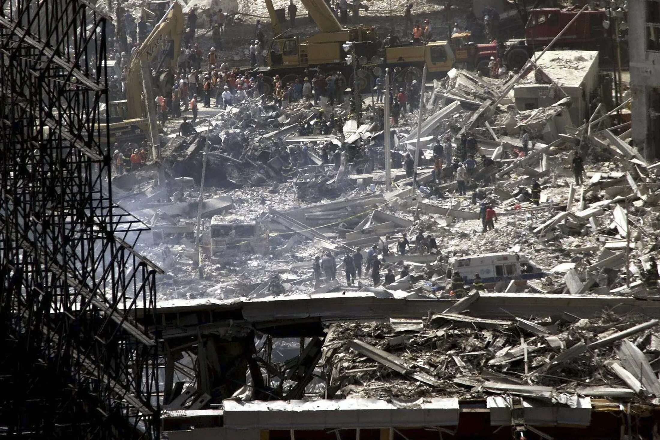 Башни-Близнецы 11 сентября 2001. Разрушенные башни Близнецы 11 сентября. Башни Близнецы 2001 внутри.