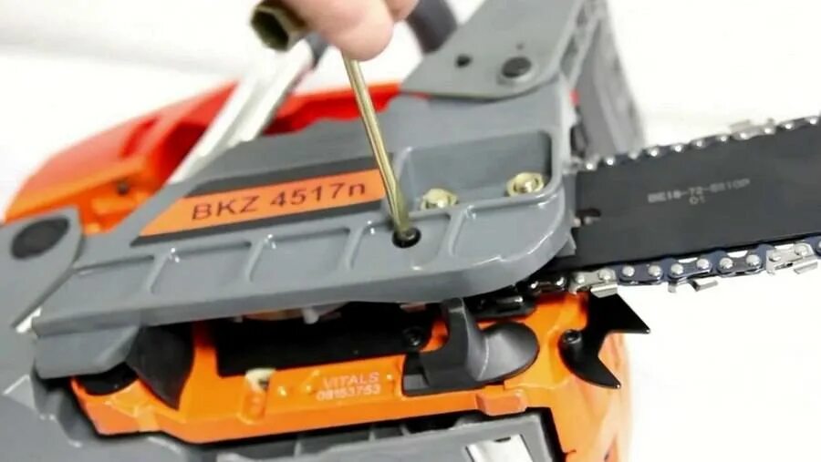 Натяжение цепи бензопилы. Штиль мс180 натяжение цепи. Проверка натяжения цепи бензопилы. Правильно надеть цепь на бензопилу штиль 180. Цепи хутер на пилы.