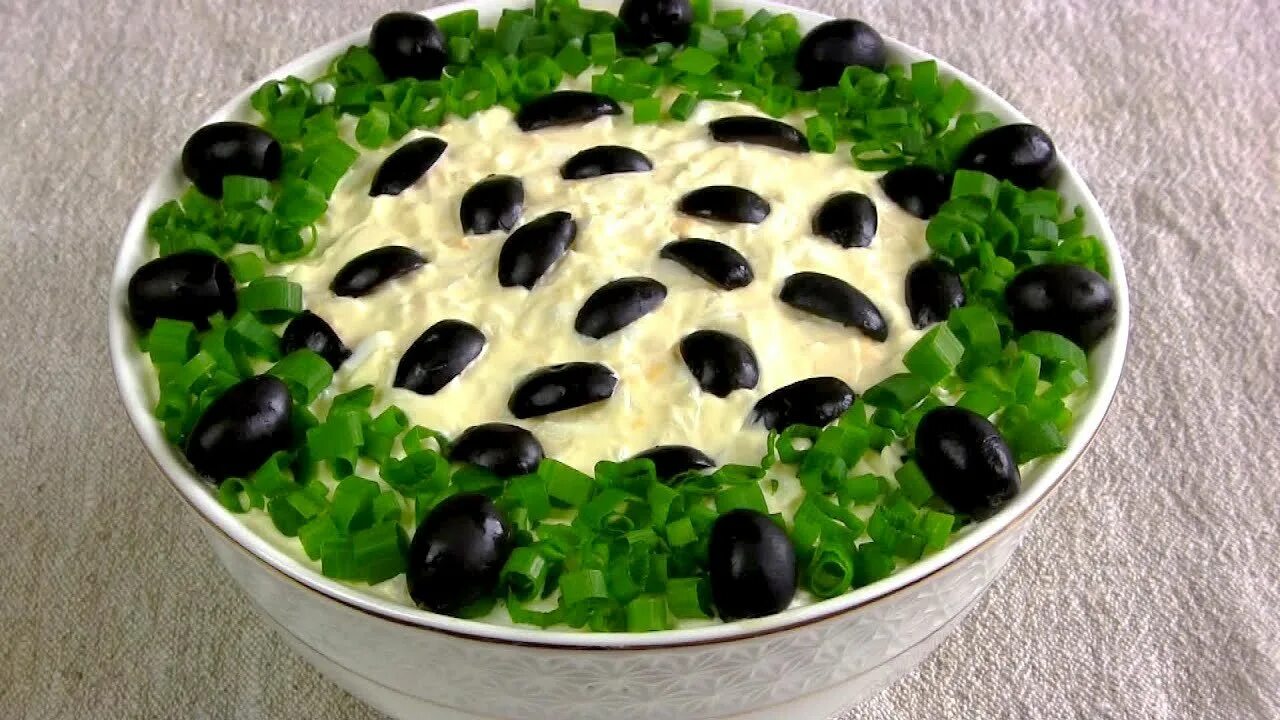 Салат сюрприз. Салат с маслинами и черносливом. Новогодний салат с маслинами. Украсить салат черносливом.