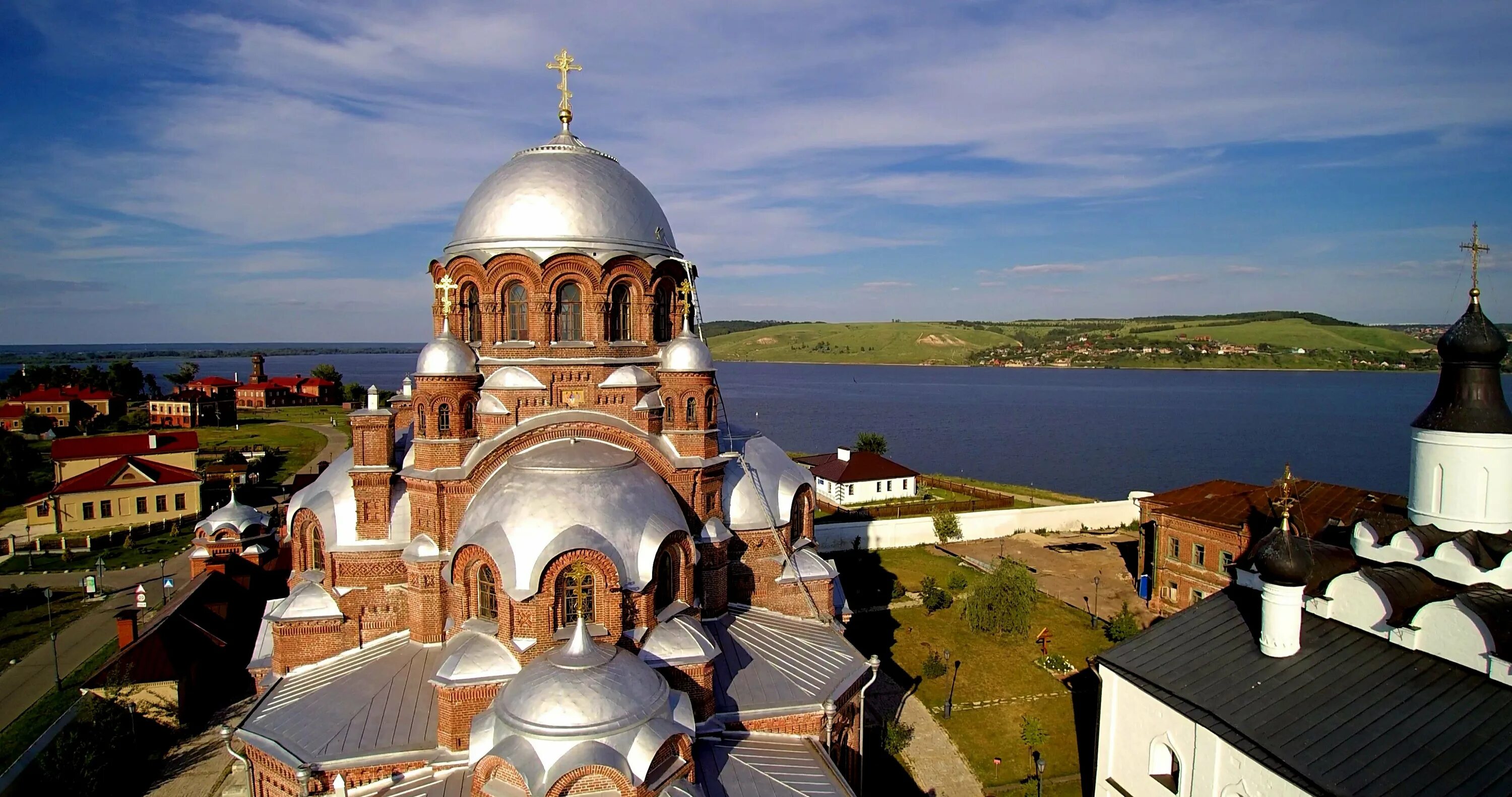 Остров свияжск экскурсии. Свияжск остров-град. Свияжск остров-град экскурсии. Татарстан остров Свияжск. Остров град Свияжск Татарстан.