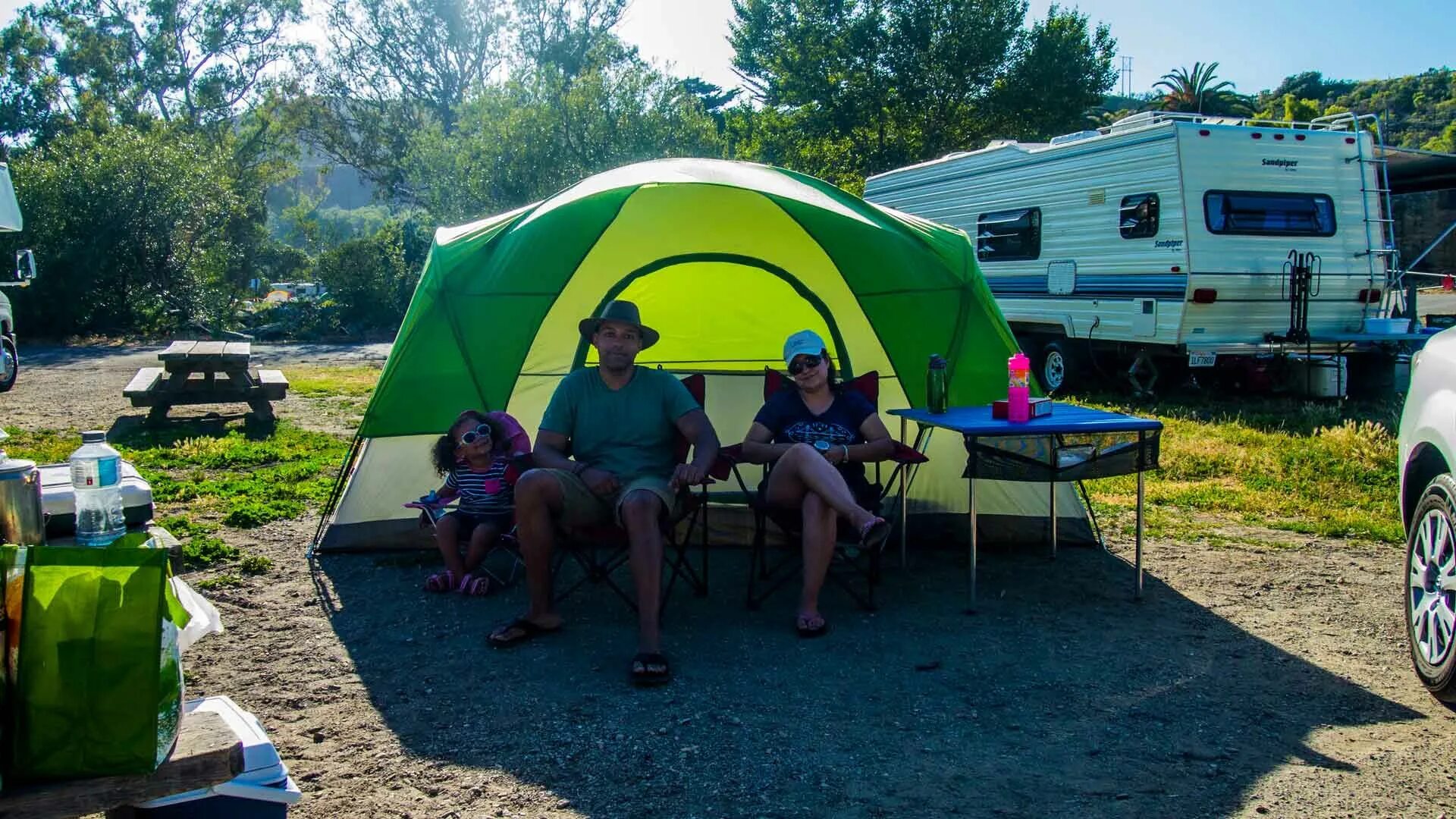 Camping is fun. Палатка fun Camp. Кемпинг бренды h. Палатка белая для мероприятий. Кемпинг огонь.