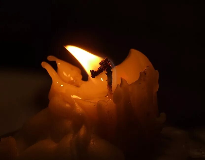 Потухший огарок свечи. Огарок свечи. Свеча горела. Огарок свечи. Свеча горела.