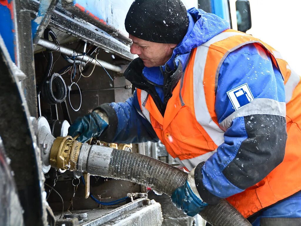 Отпуск нефтепродукта. Сливщик-разливщик нефтепродуктов. Сливщик топлива. Прием топливо. Сливщик-разливщик профессия.