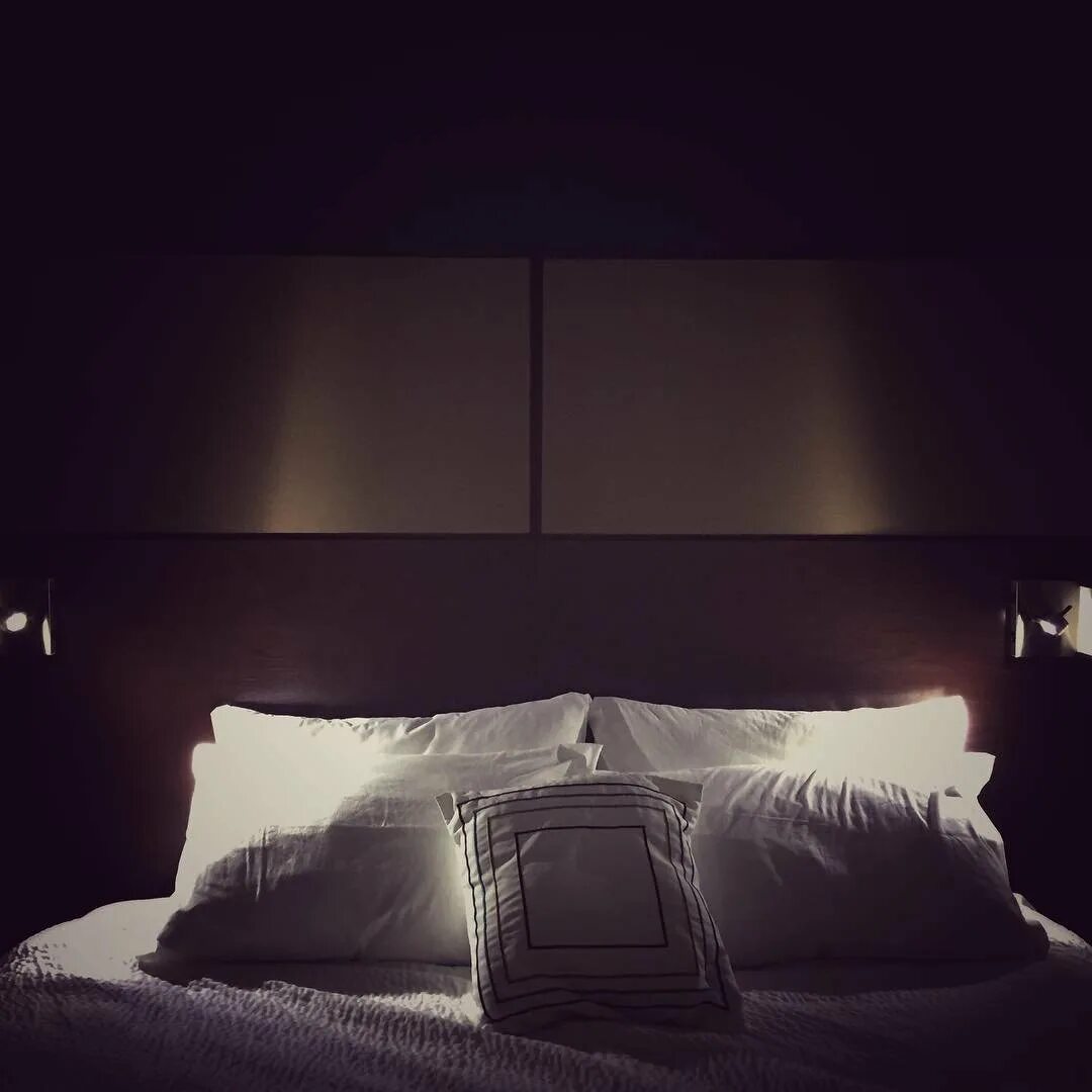 Постель в темноте. Кровать ночью. Тесная комната с крлватью. Комната с кроватью ночью. Комната с кроватью в темноте.