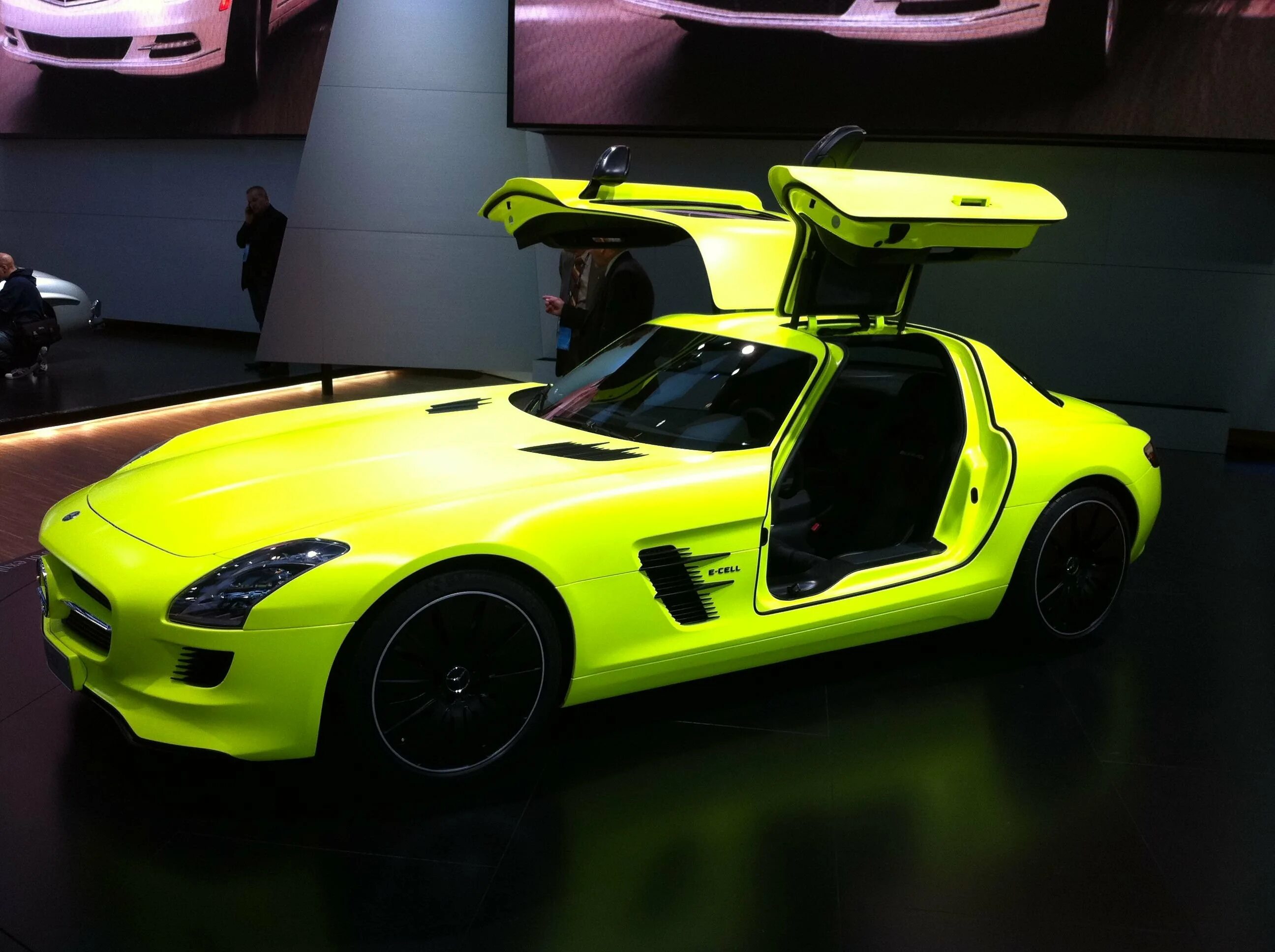 Mercedes Benz SLS AMG Yellow-Green. Мерседес SLS AMG hot Wheels. Мерседес СЛС кислотно зеленый. Кислотно зеленый цвет Мерседес SLS.