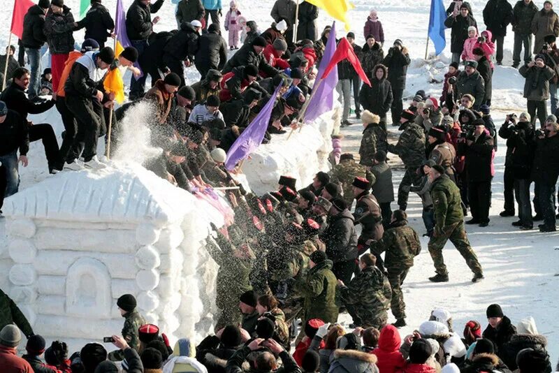 Взятия городка. Штурм снежного городка на масленицу. взятие зимнего городка масленица. взятие снежного городка на масленицу. штурм снежной крепости на масленицу.