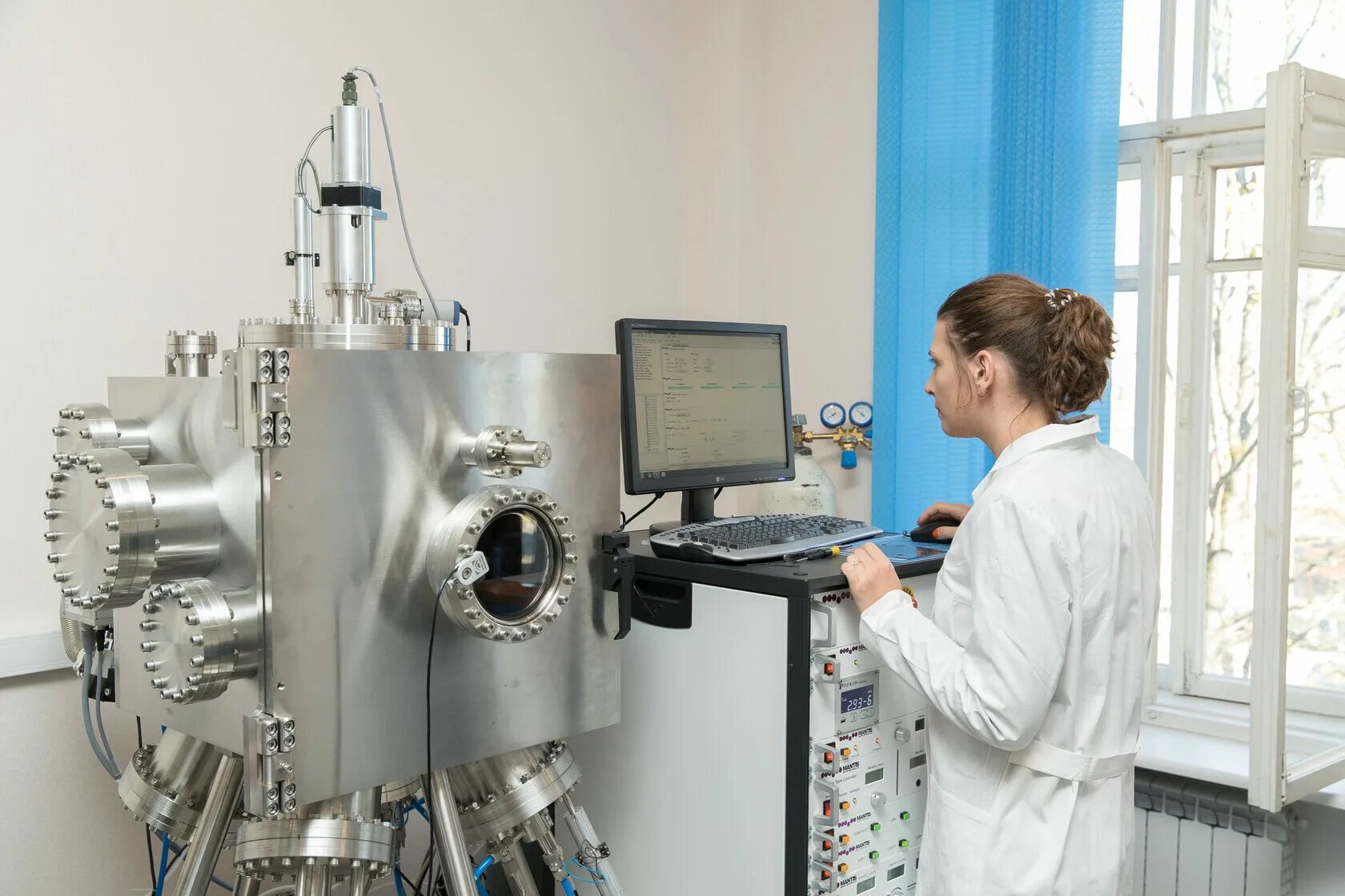 Человек с атомом в руках. Энергия ученый. Закон сохранения механической энергии кто открыл. Тесла никола тесла изобретения. Никола тесла.