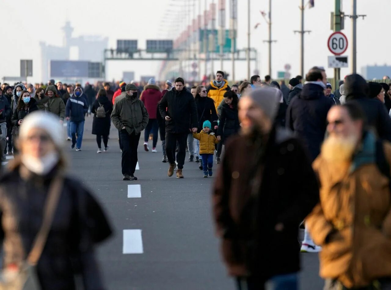 Пересадка в белграде. Сербы перекрыли дорогу. В Сербии разогнали митинги. Евроньюс интервью у людей на улицах.