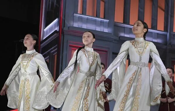 Театральный фестиваль вахтангов путь домой. Театральный фестиваль вахтангов путь домой. Театральный фестиваль вахтангов путь домой. Открытие театра. Театр имени вахтангова принцесса турандот старые фото.