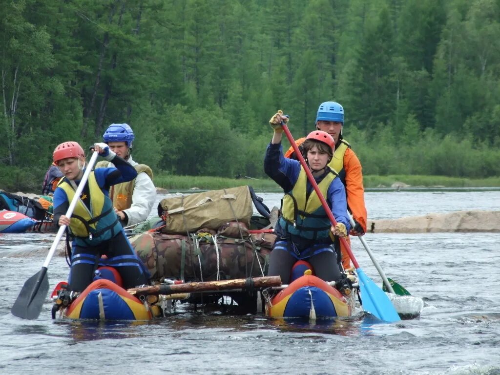 4 туриста группы готовятся к походу. Сплав рафт Пермский. Водный туризм. Водный поход. Подготовка к водному туризму.