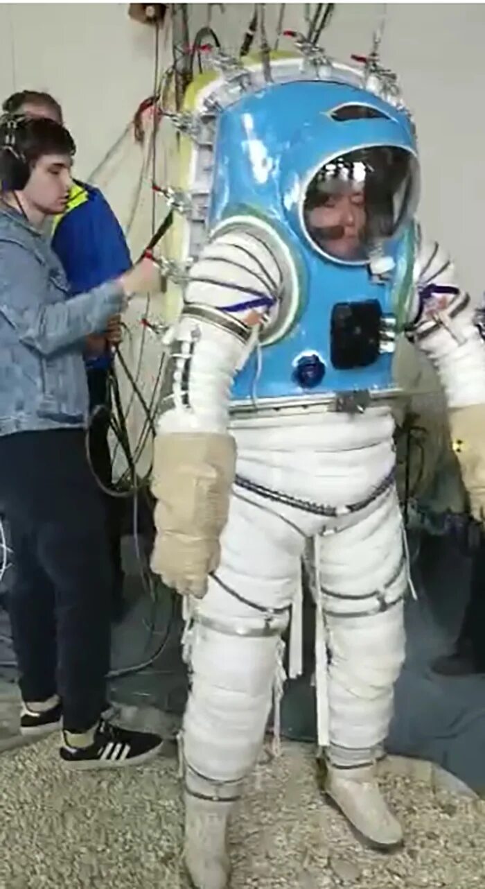 Сокол костюм космонавта. Новый скафандр роскосмоса сокол м. Скафандр в космосе. Скафандр spacex. Новейший скафандр.