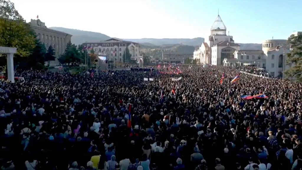 Арцах сейчас. Степанакерт Армения. Арцах Степанакерт. Митинг в Степанакерте 1988. Площадь Возрождения Степанакерт.