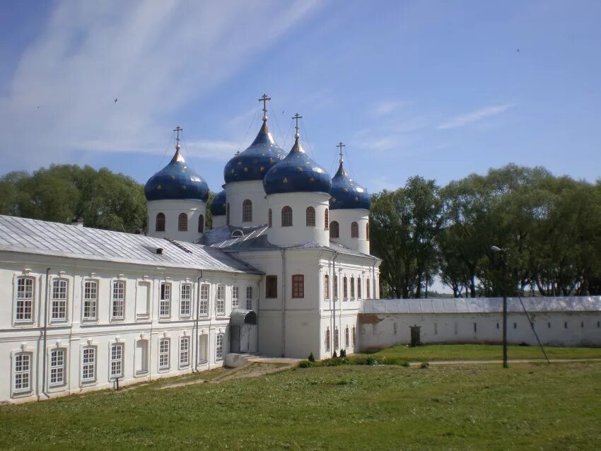 Мужской монастырь новгородская область. Юрьев монастырь в Новгороде. Юрьев монастырь Великий Новгород. Юрьев монастырь Великий Новгород купол. Мужской монастырь в Великом Новгороде.