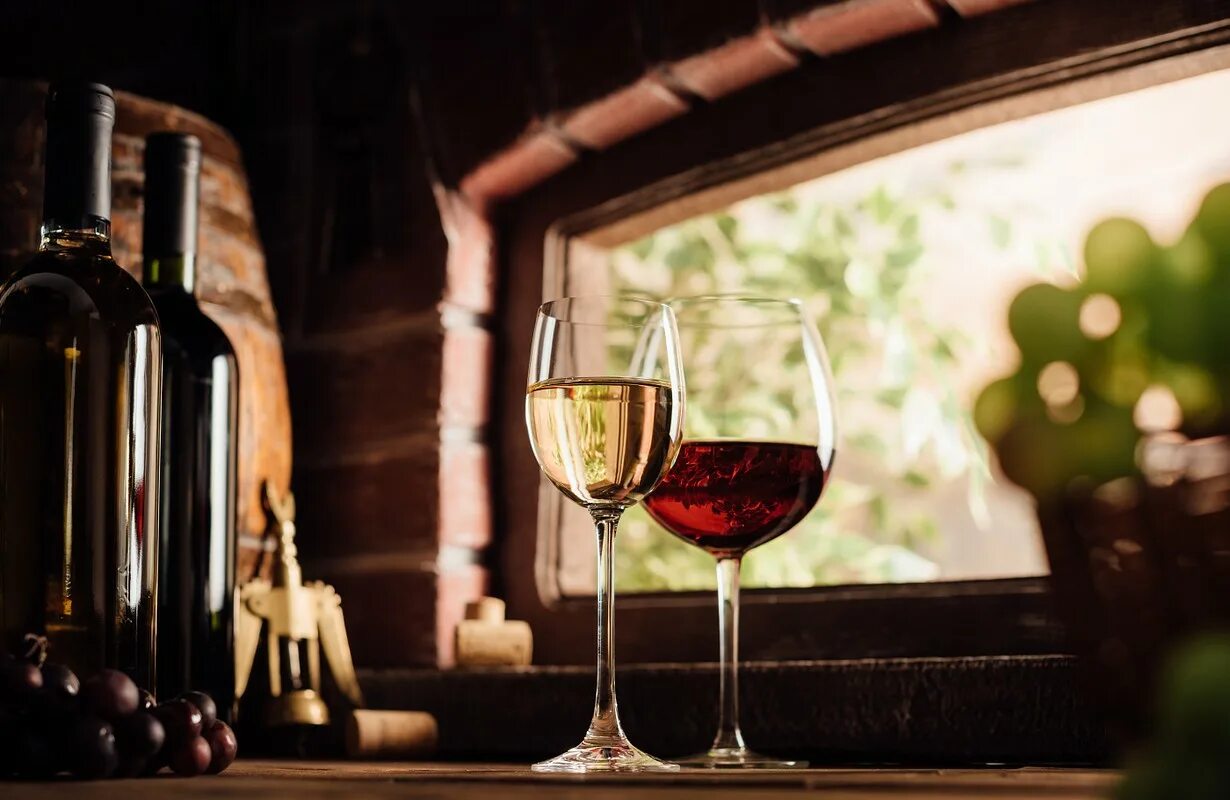 Вино красивые фото. Красное и белое вино. Белое вино в бокале. Винодельня стакан вина. Красное вино дегустация.