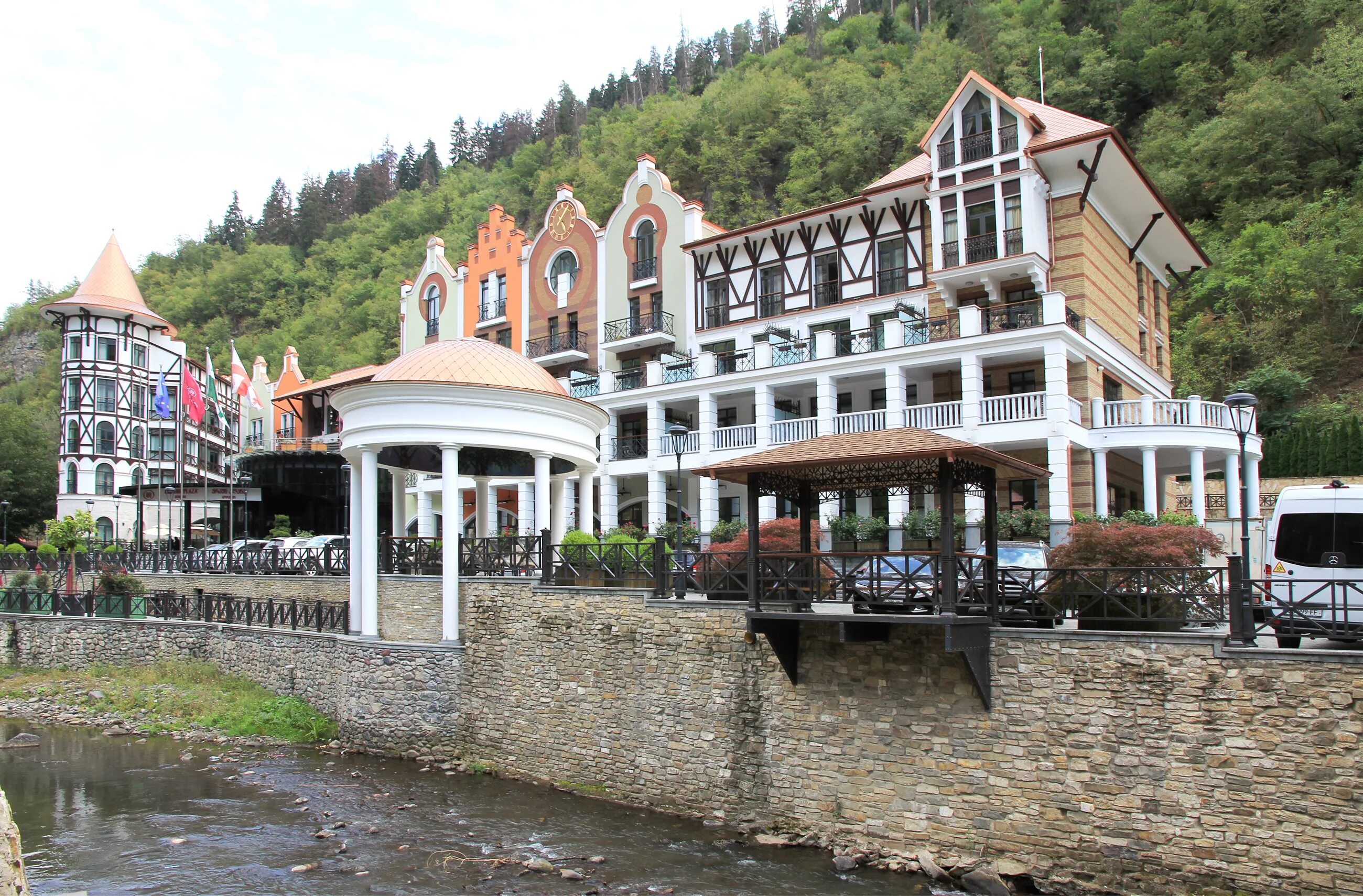 Лапота отель грузия. Гостиница боржоми. Отель golden tulip боржоми. Borjomi likani 5* (боржоми). Боржоми спа отель в грузии.