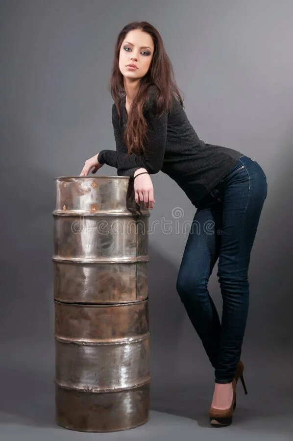 Девочка с бочонком. Девочка с бочонком. Девочка с бочонком. Мультяшная девушка с пивом. Девочка с бочонком.