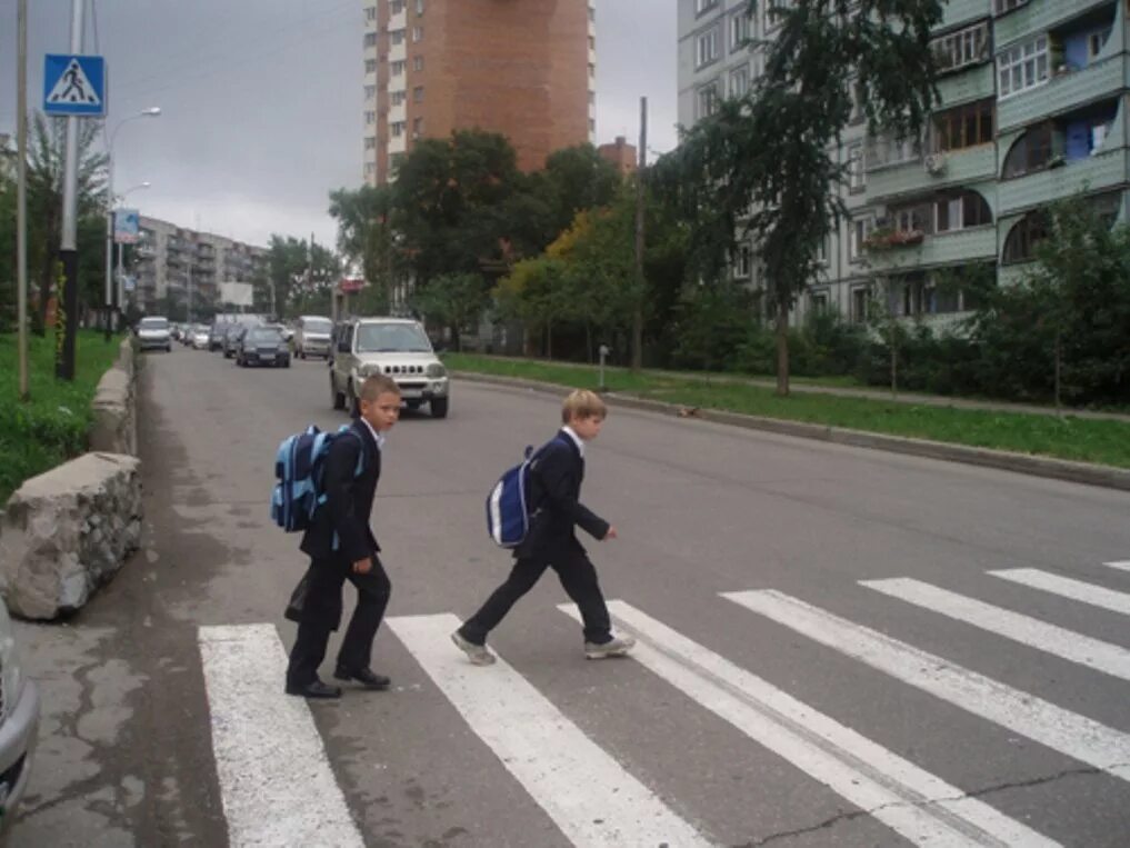 Пешеход перебегает дорогу. Школьники переходят дорогу. Пешеход на дороге. Школьник пешеход. Школьники на пешеходном переходе.