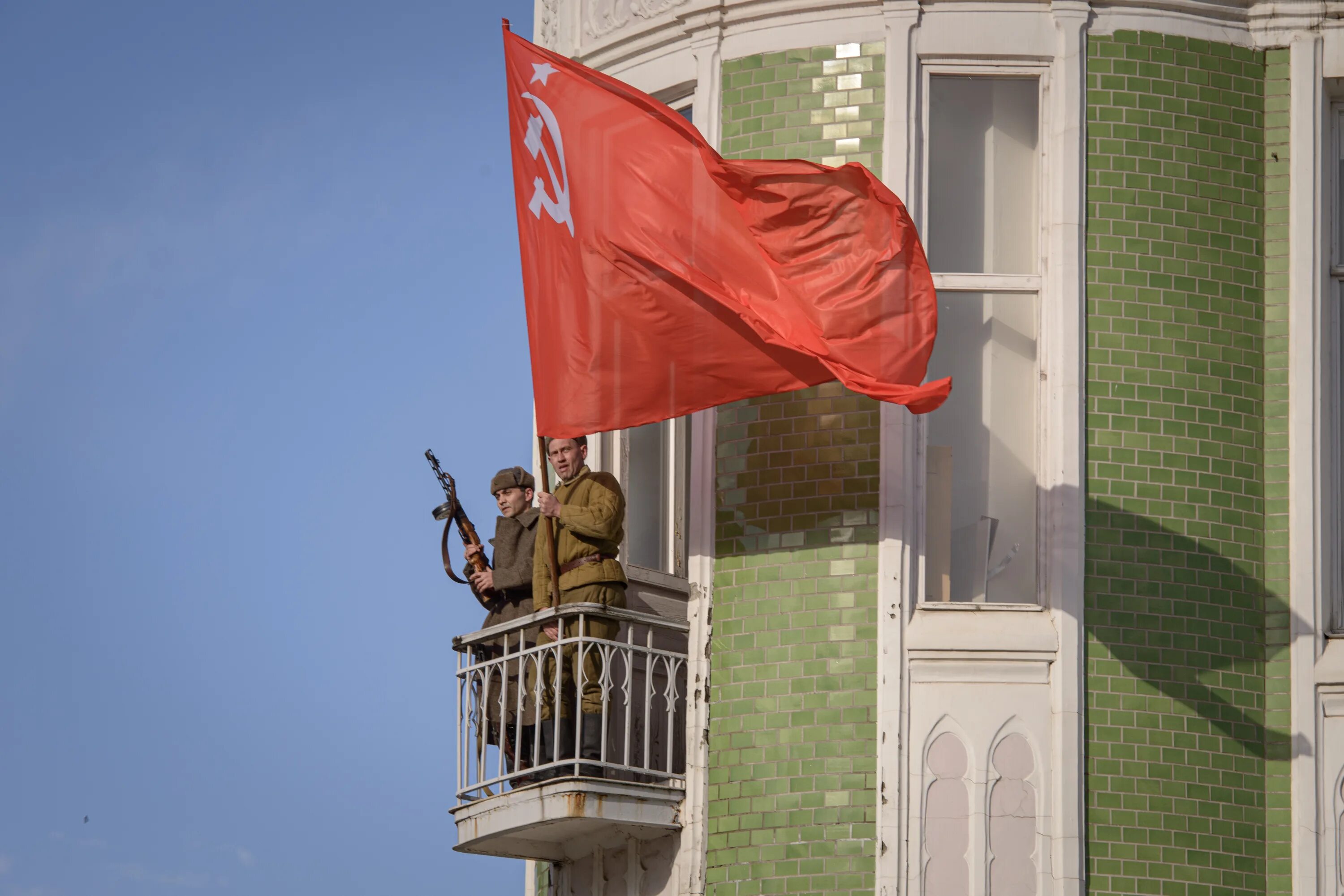 Красный выносить. Флаг красный. Красные флаги в отношениях. Красное Знамя Петербург. ВЛКСМ красный флажок.