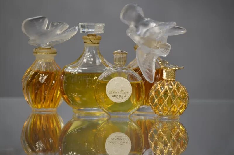 духи франция музеум. московский музей винтажных духов. духи белая сирень 1947. московский музей винтажных духов. новая заря огни москвы (одеколон).