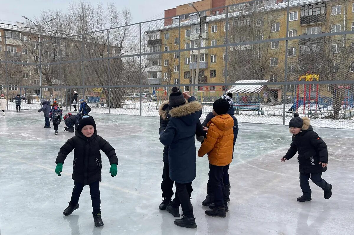 Каток кировский район. Каток Красноярск. Городской каток. Каток Кировская область. Каток возле больницы.