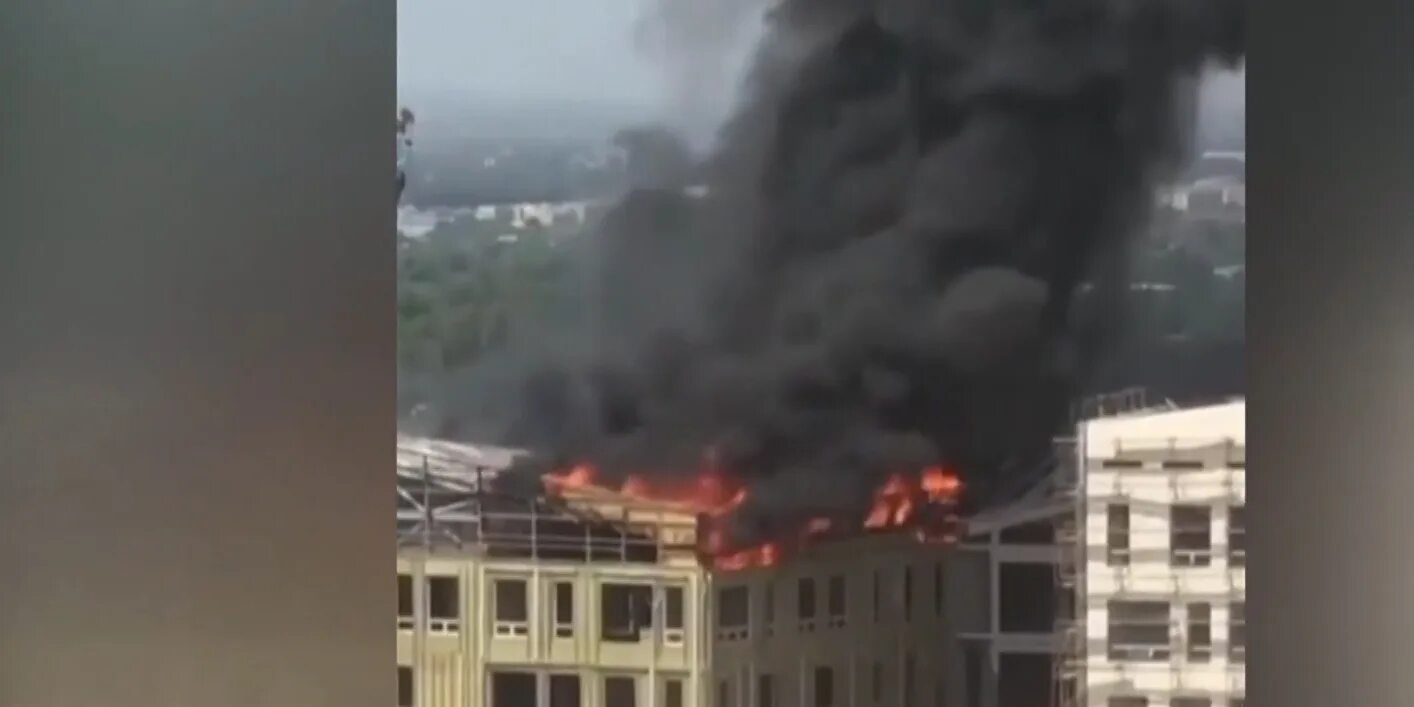 Пожар в алматы вчера. Алматы горит здание. Горит здание строящегося. ШК 33 Алматы сгоревшая.