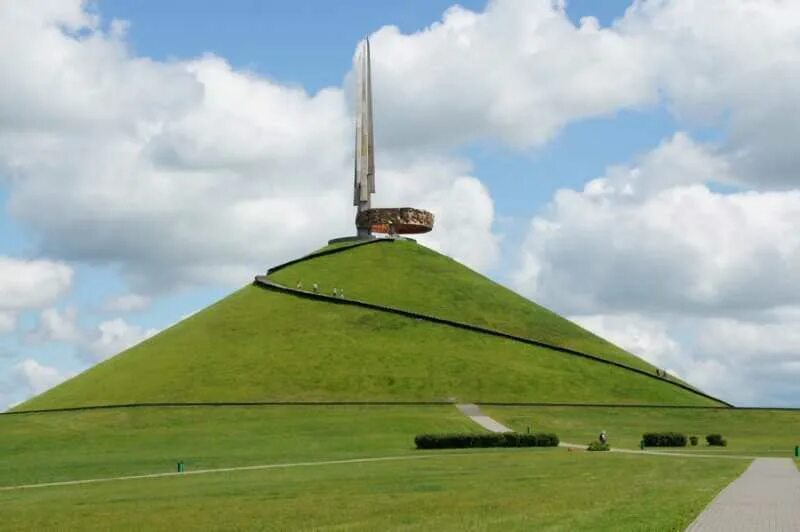 Памятники войны в беларуси. Мемориальный комплекс Курган славы Минск. Минск город герой мемориал Курган славы. Памятник Курган славы в Минске. Обелиск на Кургане славы.