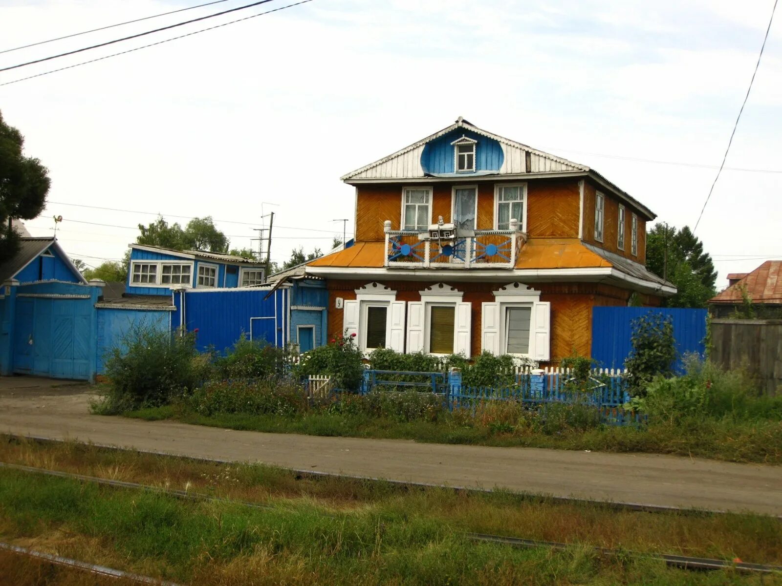 Дом в частном секторе в городе. Частный сектор. частный сектор в россии. омск частный сектор. дом в частном секторе.