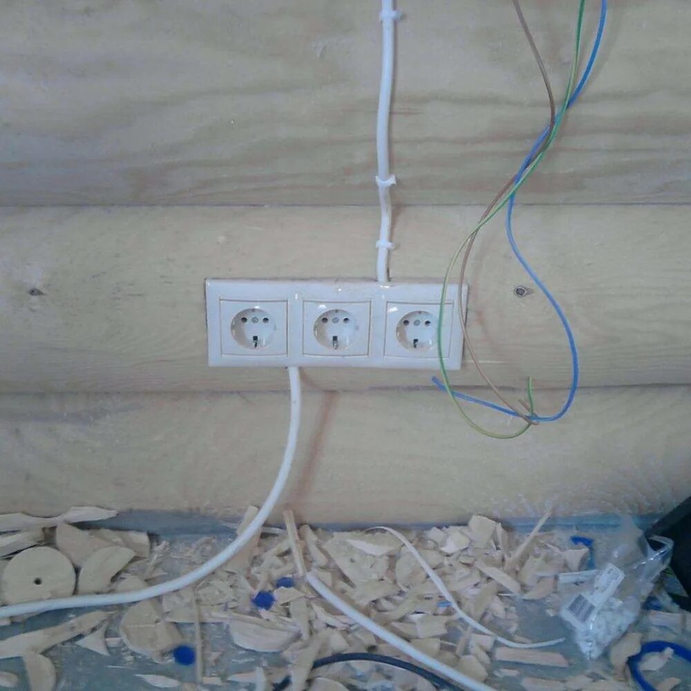 Установить электропроводку. Розетка в кабель-канал с заземлением. Провода для наружной электропроводки в квартире. Электропроводка в частном доме. Электрика в деревянном доме.