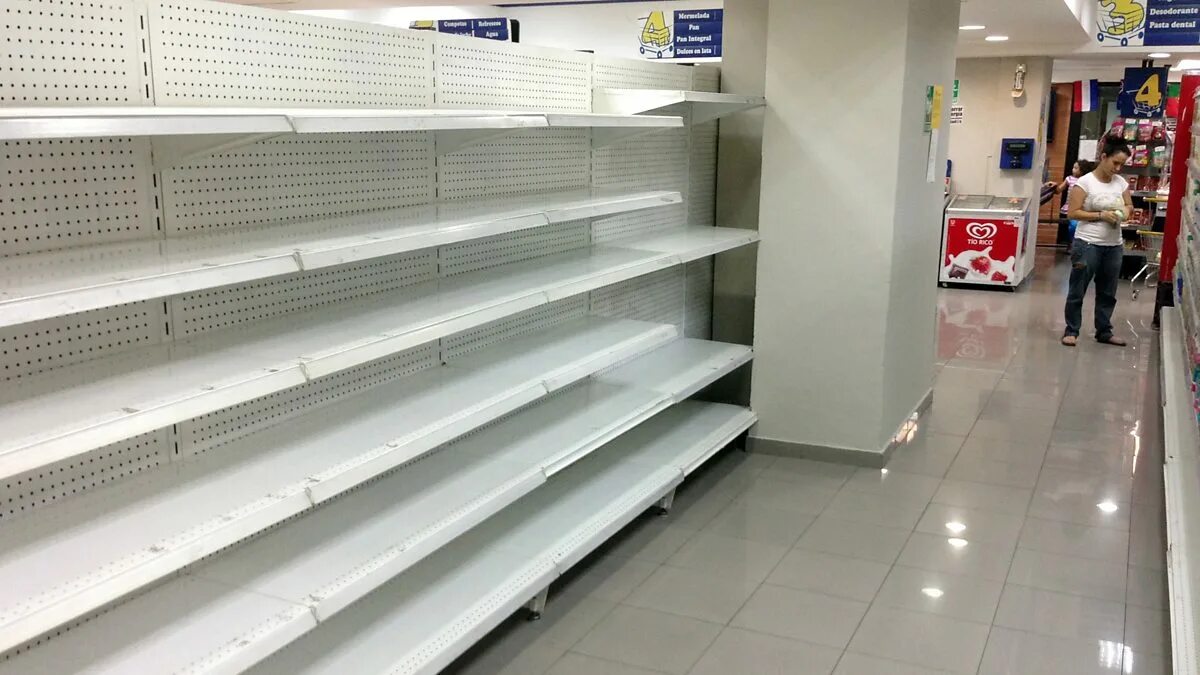 Пустые полки магазина фото