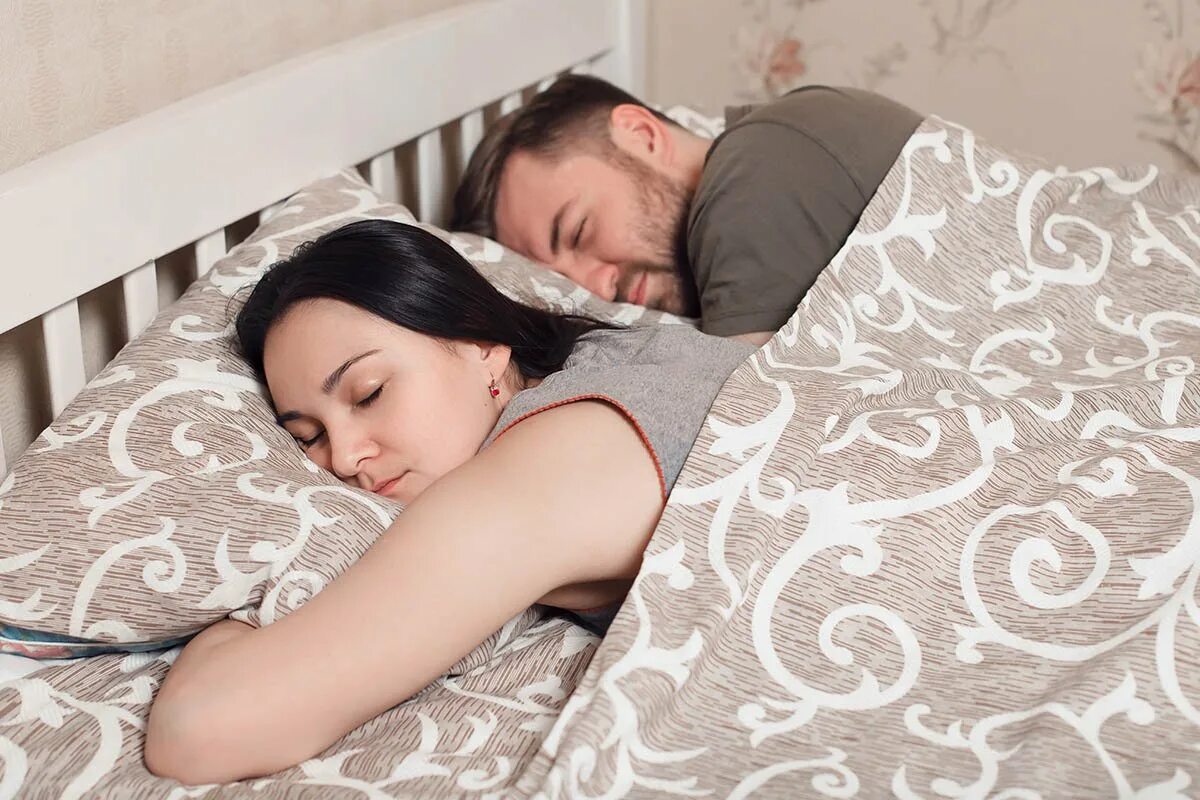 Фото спящей жены. Муж и жена спят под разными одеялами. Спящую племянницу. Муж спал жену на камеру