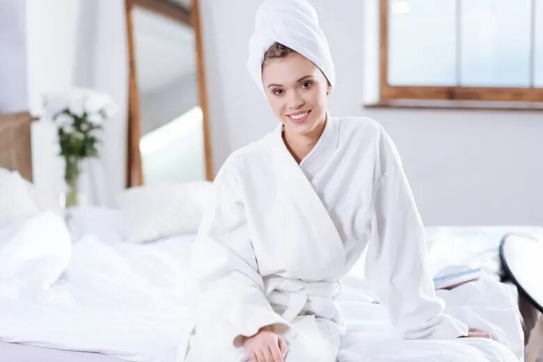 Девушка в халате. Bathrobe angelo халат. Девушка в халате. Женщина в халате на диване. Девушка в белом халате.