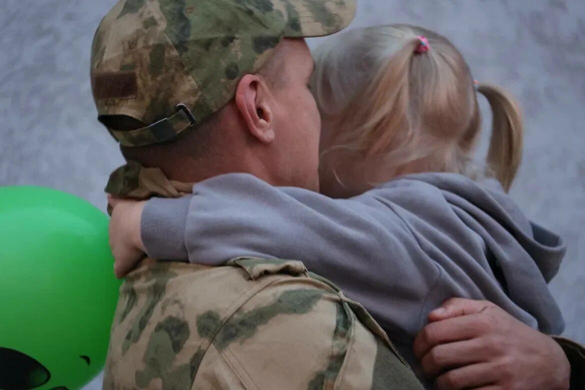 Встретил участника сво. Семья военнослужащего. Поддержка солдат. Поддержка семей военнослужащих. Солдат вернулся домой.
