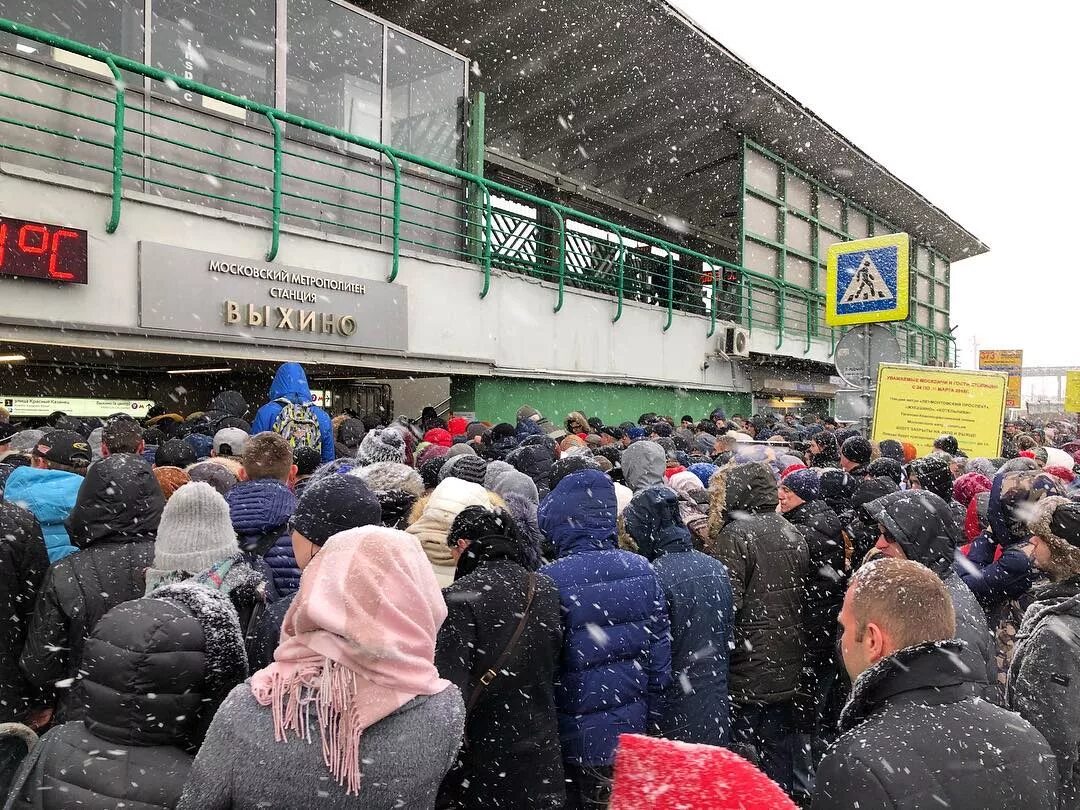 Метро выхино закроют. Станция метро Выхино. Станция метро Выхино час пик. Станция метро Выхино Москва. Станция Выхино Москва.