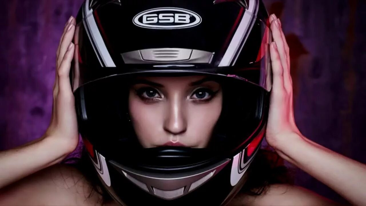 Шлем вальхейм. Шлем gsb интеграл. девушка в мотошлеме. девушка в шлеме. девушка в мотоциклетном шлеме.