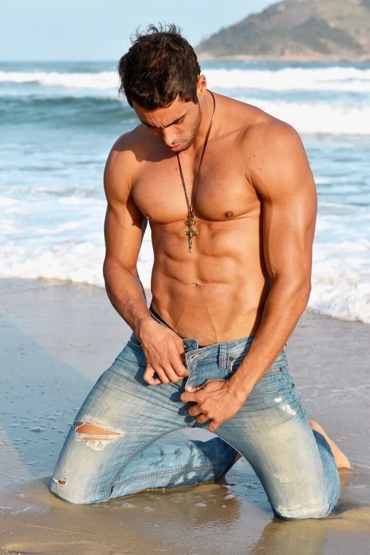 Мужское тело. Красивое мужское тело. Самое красивое мужское тело. Мужчина на пляже. Гол пляж муж