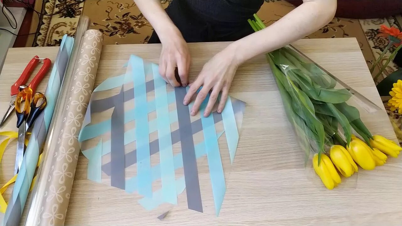 Красиво упаковать тюльпаны в прозрачную пленку. Упаковка тюльпанов в пленку. упаковка тюльпанов в прозрачную пленку. упаковать тюльпаны в пленку. упаковать тюльпаны в прозрачную пленку.