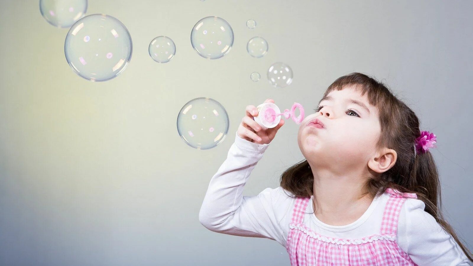 Дышу шарами. Мыльные пузыри. Дети и мыльные пузыри. Дует мыльные пузыри. Девочка дует мыльные пузыри.