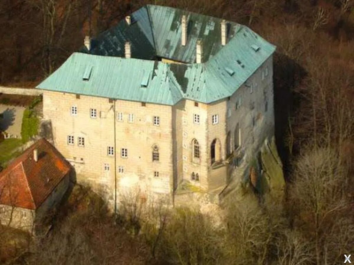 Тайны замка гоуска. Замок Гоуска. Замок Гоуска врата в ад Чехия. Замок Гоуска призраки. Замок Houska Чехия.