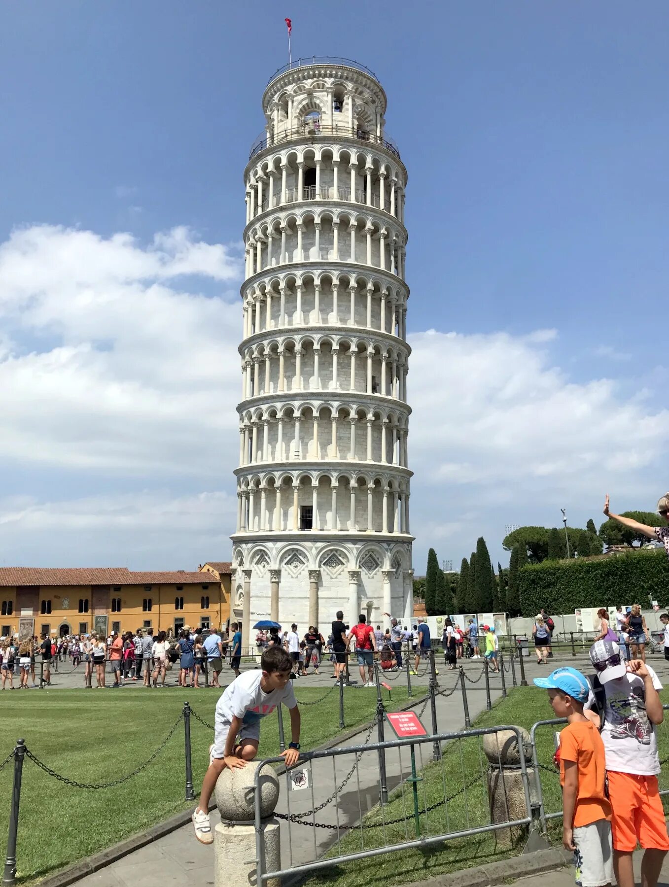 Железная башня в париже. Эйфелева башня в гусеве. Столпьенская башня. Замковая башня. См башня.