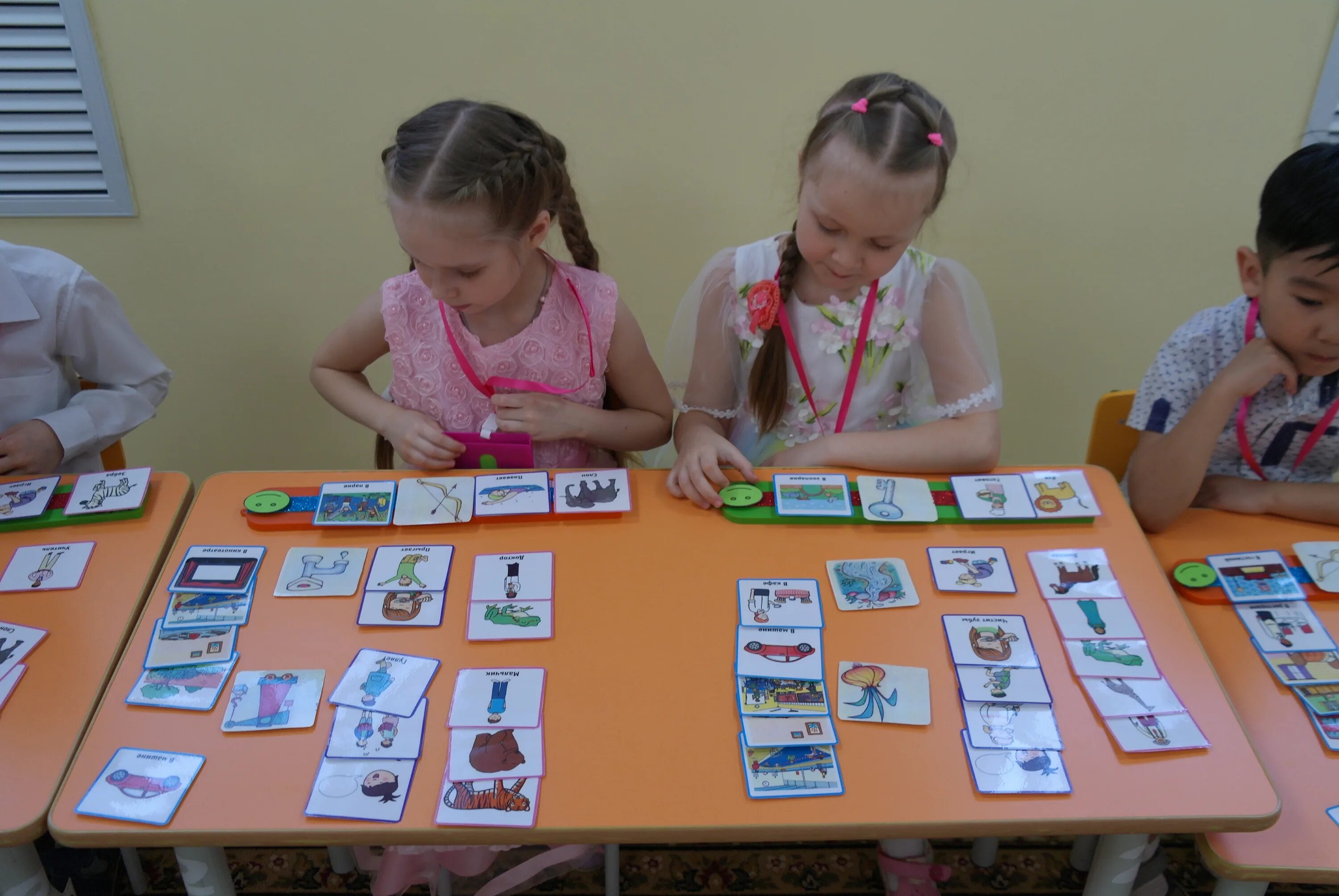 Дети у логопеда в школе. Работа в логопед мастер. Работа в логопед мастер. Логопед логопед. Занятия с логопедом.