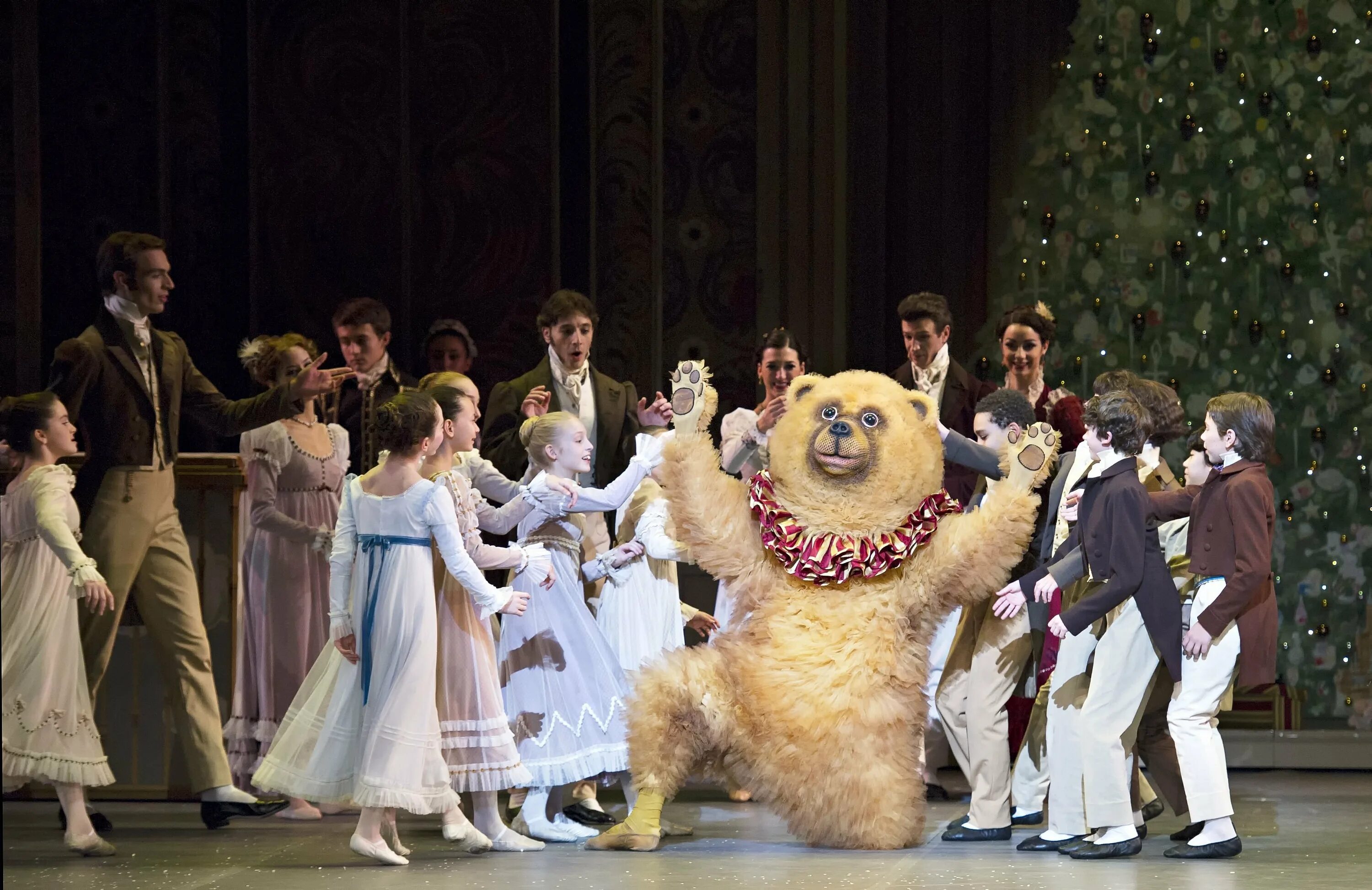 Песня танцующие медведи. Щелкунчик Бостон балет медведь. Бостонский театр балета Щелкунчик медведь. Медведь балет Щелкунчик. Медведь из балета Щелкунчик.