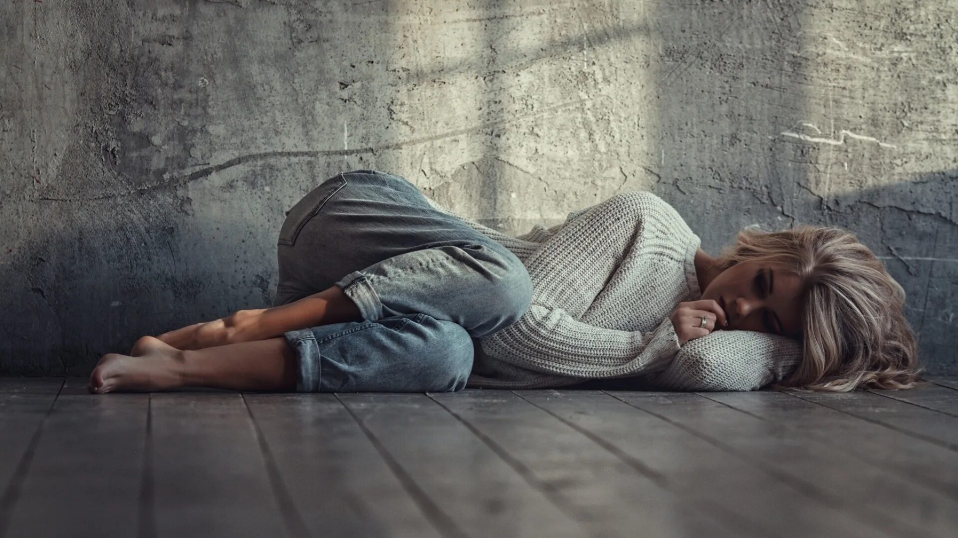 Это одиночество. Депрессия. Темнота и одиночество. Чувство одиночества. Отчуждение человека.