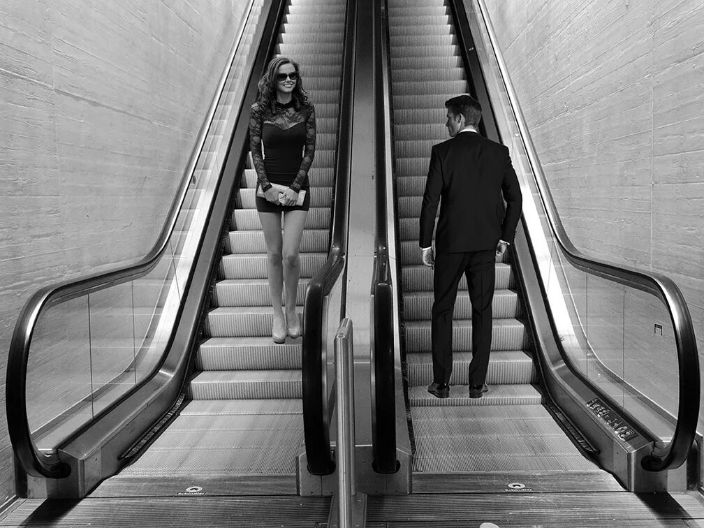 Эскалатор метрополитена поднимает стоящего. Люди на эскалаторе. Эскалатор. Парень на эскалаторе. Фотосессия на эскалаторе.