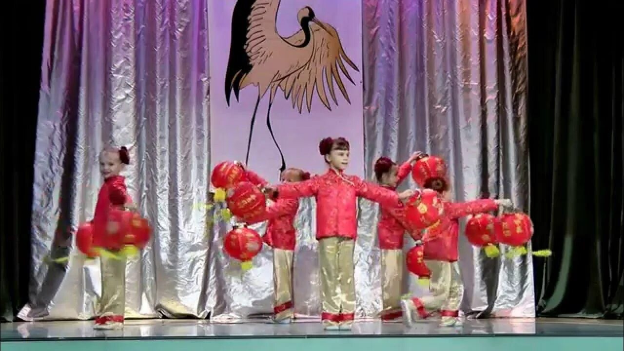 гномы на утреннике в детском саду. танец гномов в детском саду на новый год. танец с фонариками в детском саду музыка. фонарики для танца. танец звездочки на новогоднем утреннике.