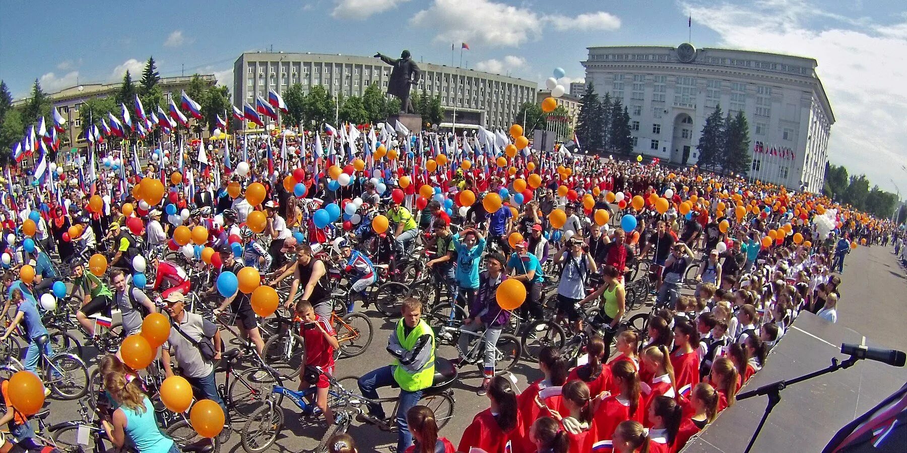 Население кемерово на 2024 год. Кемерово Кузбасс население. Население города Кемерово. День города Кемерово. Населенность Кемерово.