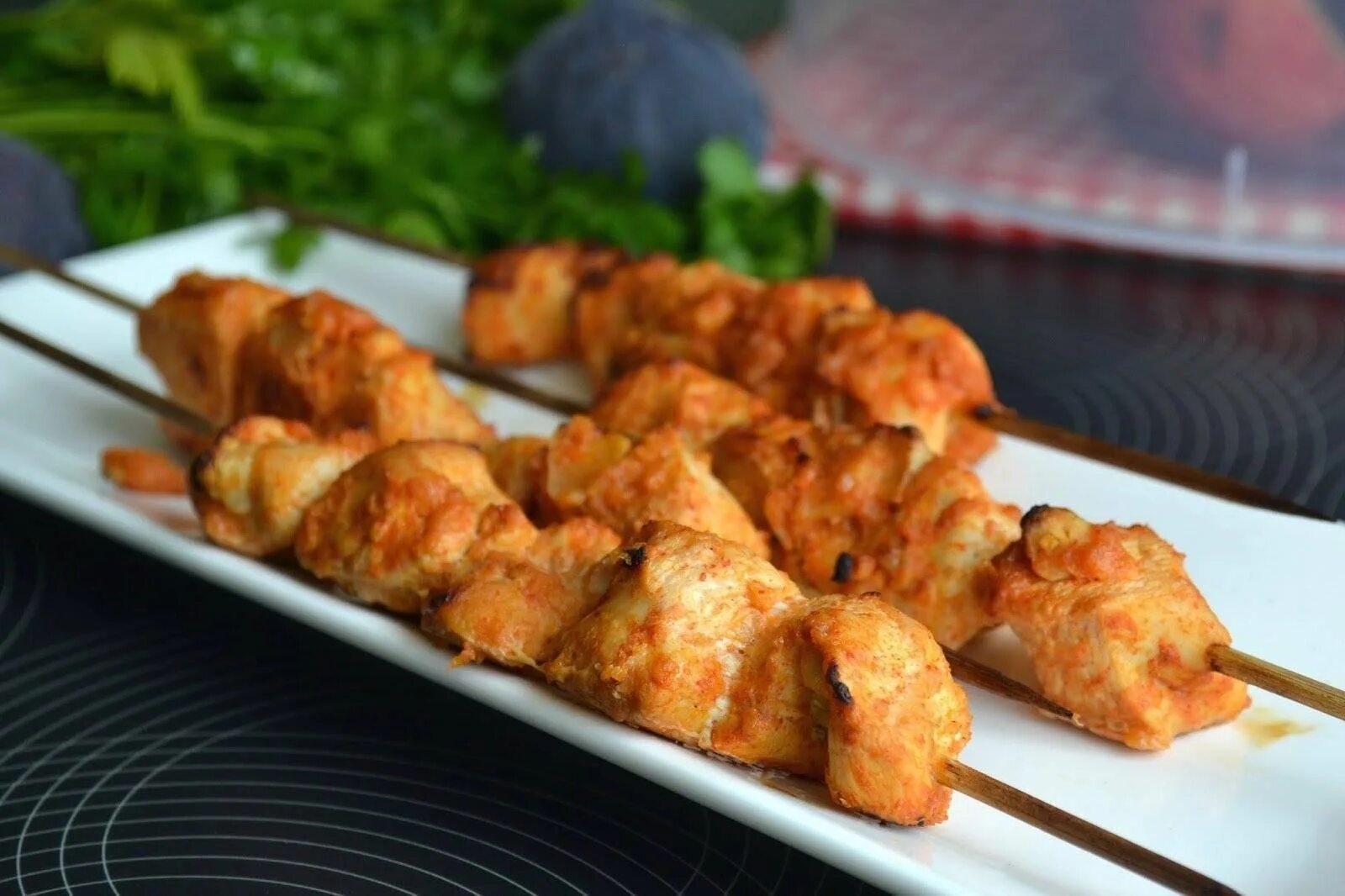 Шашлык из них. Шашлык куриный. шашлык на шпажках. куриные шашлычки на шпажках. шашлычки на шпажках из куриного филе.