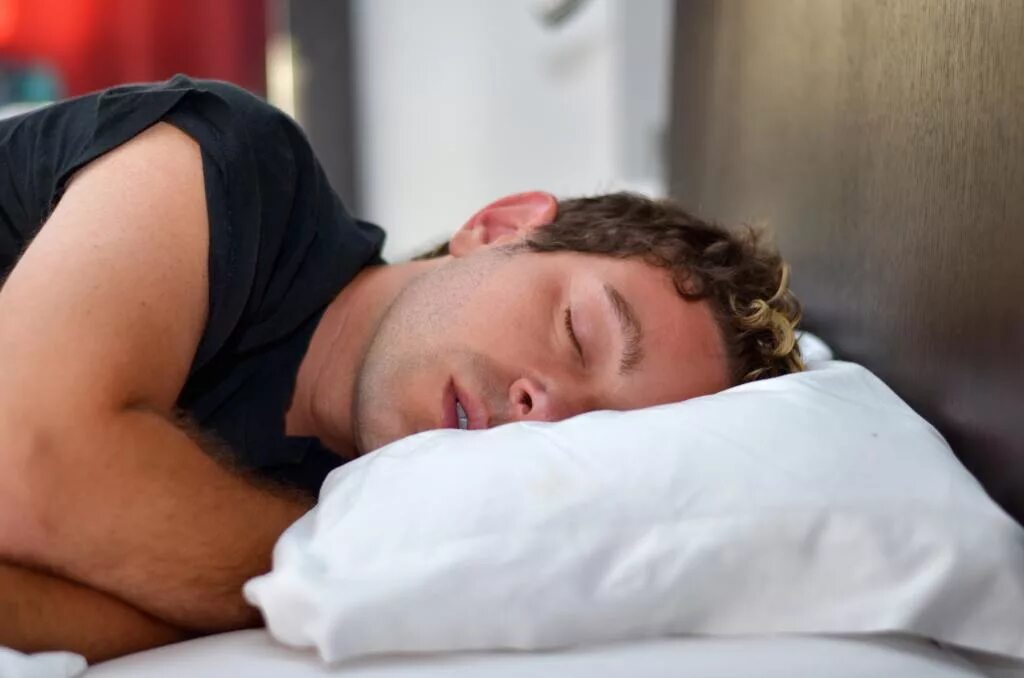 Слюна на подушке. Спящий человек. Спящий мужчина. Спящие парни.